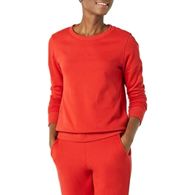 Abbildung von Amazon Essentials Damen Sweatshirt aus French Terry Fleece mit Rundhalsausschnitt (Erhältlich in Übergröße), Rot, S