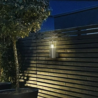Abbildung von Ledvance ENDURA CLASSIC EBRO WALL SEN Außenleuchte, Wandleuchte, Edelstahl, einfache &amp; schnelle Installation, IP44 Schutzklasse, Bewegungsmelder, Tageslichtsensor, flexible Anwendung im Außenbereich