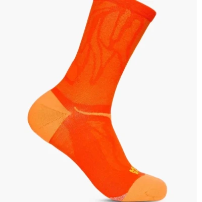 Abbildung von HOKA Clifton CREW RUN Unisex Sportsocken, Größe: Small, Lava