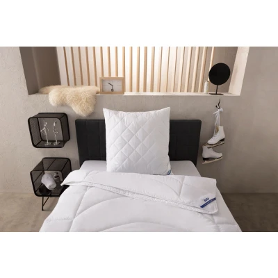 Abbildung von Beco Microfaserbettdecke + Microfaserkissen Medibett, Bettdecke 135x200 cm mit Kissen 80x80 im Set, Füllung: 100% Polyester, Bezug: Microfaser, &amp; für allergiker geeignet (Hausstauballergiker)