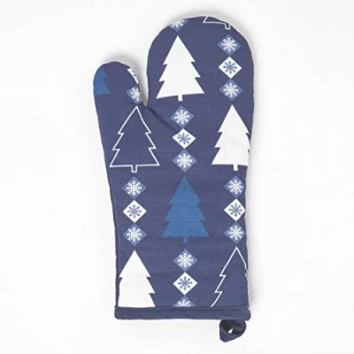Abbildung von HOMESCAPES Ofenhandschuh Winterland blau weiß, Backhandschuh Weihnachten 18x32 cm, waschbarer Topfhandschuh aus Baumwolle mit Tannenbaum Design