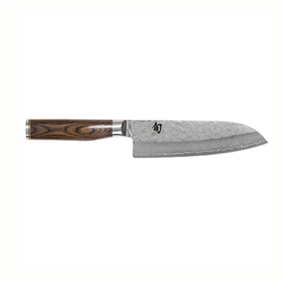 Abbildung von KAI Shun Premier Tim Mälzer Santoku 18 cm Klingenlänge VG MAX Kern 61 HRC, 32 Lagen Damast hochglanzpoliert Pakkaholz mittelbraun gemasert Hammerschlagoberfläche Made in Japan