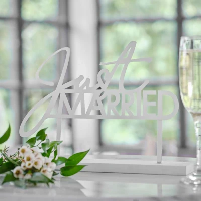 Abbildung von Ginger Ray Just Married Wedding Modernes Tischschild für Hochzeiten, Schwarz