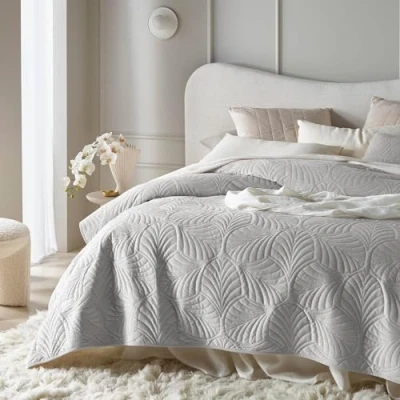 Abbildung von ROOM99 Feel Elegante Tagesdecke in Hellgrau 240 x 260 cm Vielseitige Wohndecke als Bettüberwurf oder Sofaüberwurf Überwurfdecke für Bett und Sofa Steppdecke Stil Ideal Bedspread Velvet Samt