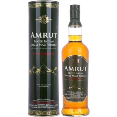 Abbildung von Amrut Indian Peated Cask Strenght Single Malt 700 ml 62,8% Vol. Lang anhaltender Abgang Mit torfigen Noten Geräucherte Gerste &amp; gesalzene Butter Geschenkverpackung
