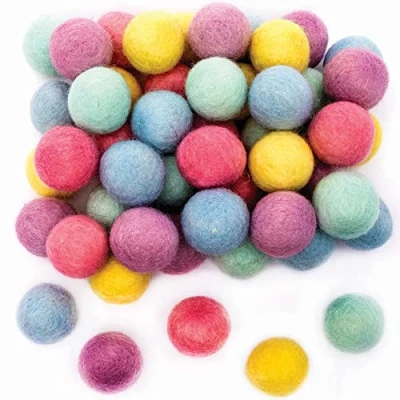 Abbildung von Baker Ross Pastellfarben Filzkugeln 50 Stück, Bastelmaterial für Kinder im Frühling (FC340)