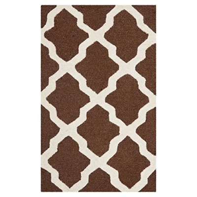 Abbildung von SAFAVIEH Geometrisch Teppich für Wohnzimmer, Esszimmer, Schlafzimmer Cambridge Collection, Kurzer Flor, Dunkelbraun und Elfenbein, 76 X 183 cm