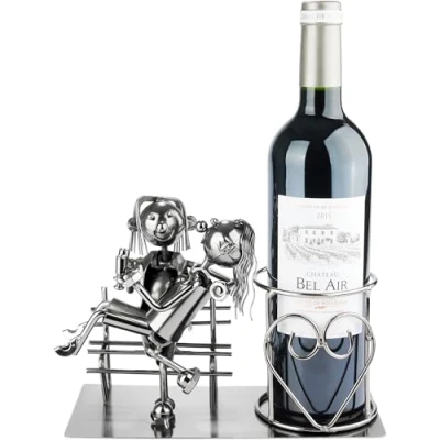 Abbildung von BRUBAKER Weinflaschenhalter Liebespaar auf Bank Metall Skulptur Flaschenhalter Wein Geschenk für Paare und Ehepaare Flaschenständer inklusive Geschenkkarte