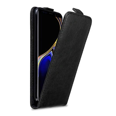 Abbildung von Cadorabo Hülle kompatibel mit Samsung Galaxy Note 9 Flip Design aus Premium Kunst Leder Klappbare Stoßfeste Magnetische Cover für Tasche in Schwarz