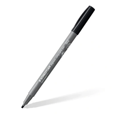 Abbildung von STAEDTLER Kalligraphie Fasermaler pigment Arts, intensiv schwarz, 2,00 mm Kalligraphiespitze, pigmentierte Premium Zeichentusche, wasserfest, Handlettering Einzelstift, 375 99