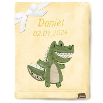 Abbildung von Be Mammy Personalisierte Babydecke mit 3D Applikation Warme Kuscheldecke Namen und Geburtsdatum; Perfektes Baby Geschenk; Blanket; Krabbeldecke BE20 280 (Gelb Krokodil)