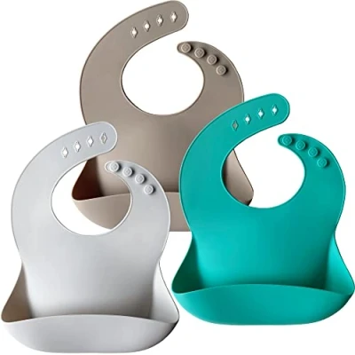 Abbildung von Moonkie Silikon Lätzchen Baby 3er Set, BPA frei Abwaschbar Wasserdicht Weich Langlebig Verstellbare für Babys und Kleinkinder (Kallaite/Lunar Grey/Offwhite)…