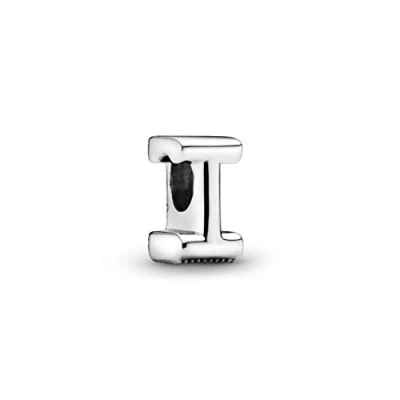 Abbildung von PANDORA Moments Buchstabe I wendbares Alphabet Charm aus Sterling Silber mit geprägten Herzen und Perlen an der Rückseite kompatibel Armbändern Kollektion