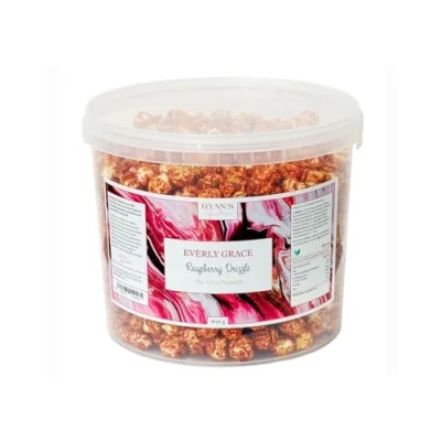 Abbildung von Everly Grace Popcorn Raspberry Drizzle, 600 g Popcorneimer mit Himbeere, Acerolakirsche und Rote Bete aus unserer Manufaktur in Augsburg, Deutschland