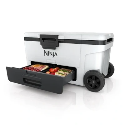 Abbildung von Ninja FrostVault Kühlbox mit Rollen und Isolierung, integrierter Dry Zone Schublade für Lagerung bei Kühlschranktemperatur, hält EIS tagelang, bietet Platz bis zu 97 Dosen, Wolkenweiß, FB265EUWH