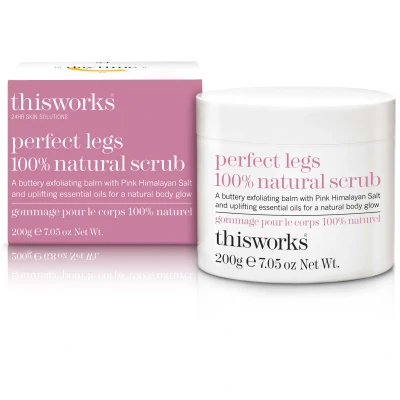 Abbildung von This Works Perfect Legs 100% Natural Scrub: Ein Peeling aus rosa Himalaya und Meersalz Körperpeeling, um die Haut weich glatt zu machen, 200g