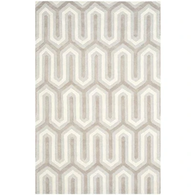 Abbildung von SAFAVIEH Modern Teppich für Wohnzimmer, Esszimmer, Schlafzimmer Cambridge Collection, Kurzer Flor, Hellblau und Grau, 152 X 244 cm