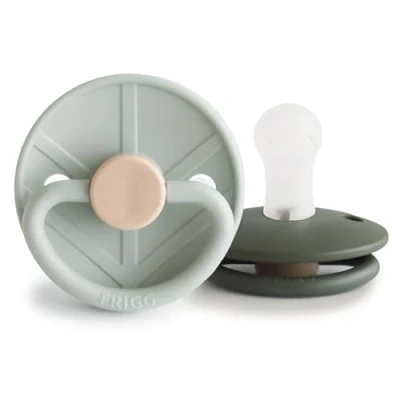 Abbildung von FRIGG Little Viking Silikon Schnuller 2&#039;er Packung Sauger BPA Frei Hergestellt in Dänemark Symmetrischer Kirschform (Sage/Olive, Größe 1 (0 6 Monate))