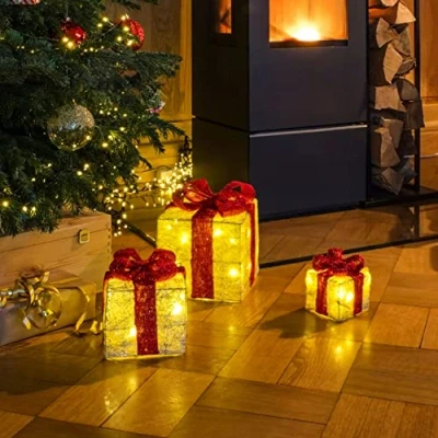 Abbildung von Spetebo LED Dekoobjekt Geschenkboxen mit Timer 3er Set rot, Timerfunktion, fest verbaut, warm weiß, Weihnachts Deko Boxen weiß beleuchtet