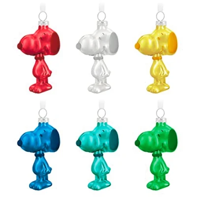 Abbildung von Hallmark Keepsake Weihnachtsschmuck 2023 The Peanuts Gang Snoopy Glasornament, 6er Set, Geschenke für Fans
