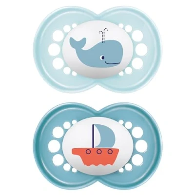 Abbildung von MAM Original Schnuller im 2er Set, zahnfreundlicher Baby aus nachhaltigen &amp; bio erneuerbaren Materialien, Sauger SkinSoft Silikon, mit Schnullerbox, 6 16 Monate, Wal/Boot