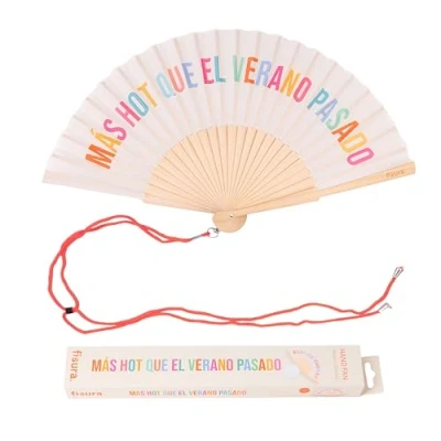 Abbildung von Fisura Holzfächer mit der Aufschrift Mehr h*t als letzten Sommer“. Modernes, trendiges Accessoire in Beige, tragbarer Handventilator praktischem Aufhänger. Maße: 42,5 x 23 cm