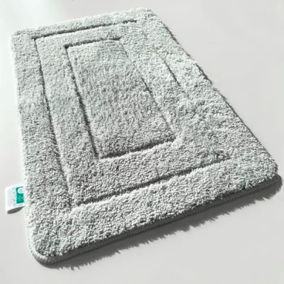 Abbildung von KARAT Badteppich Atlantis extra flauschig &amp; schnelltrocknend Badezimmerteppich mit rutschsicherer Rückseite Badematte Duschvorleger (70 x 120 cm, Silbergrau)
