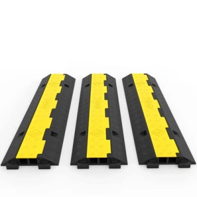 Abbildung von VEVOR Kabelschutzmatte 3 Stück 2 Kanal, 101 x 25 5 cm Überfahrschutz für Kabel, Kabelbrücke aus Handelsüblichem Thermoplastischem Gummi mit Modularem Design Parkplätze, Lagerhäuser, Schwarz
