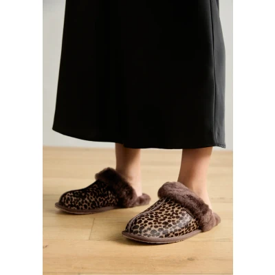 Abbildung von UGG Scuffette Caspian Hausschuh, Burnt Cedar
