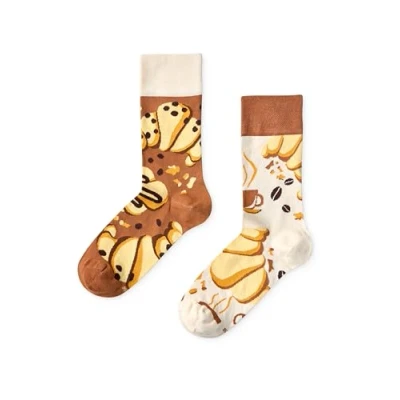 Abbildung von Dedoles Socken Unisex Damen Herren &amp; Kinder Baumwolle viele lustige Designs 1 Paar Geschenk links rechts verschieden, Farbe: Beige, Motiv: Croissant und Kaffee, Gr. 39 42