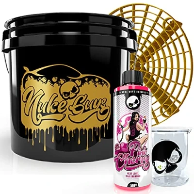 Abbildung von Nuke Guys Autopflege Set: Pink Cherry Autoshampoo, 500 ml + GritGuard Wascheimer Fallout Used Look Edition 3,5 GAL ca. 12L Grit Guard Schmutzeinsatz 150ml Messbecher