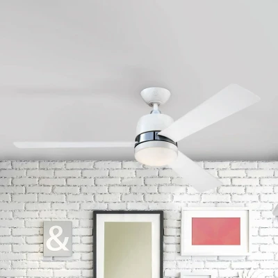 Abbildung von 73038 Tristan, moderner 132 cm DV/Beleuchtung und Fernbedienung von Westinghouse Lighting, Ausführung in Weiß mit Akzenten gebürstetes Nickel, Opalmilchglas