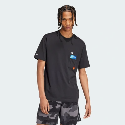 Abbildung von adidas Sportswear Remoji Pocket Graphic Tshirt print, Herren, Größe: XXL, Black