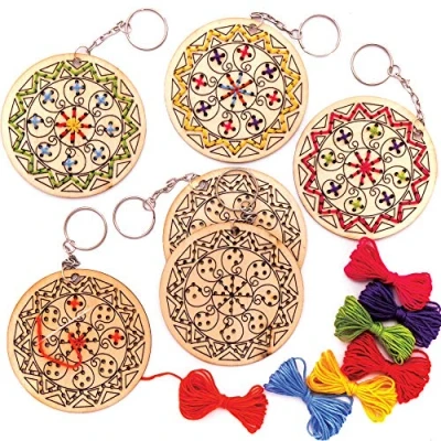 Abbildung von Baker Ross Rangoli AW984 Kreuzstich Schlüsselanhänger aus Holz, 5 Stück, Kunst und Bastelprojekt für Kinder, sortiert