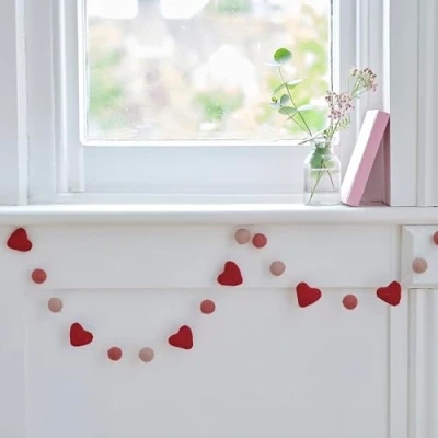 Abbildung von Ginger Ray Wimpelgirlande aus Filz zum Aufhängen mit Herz und Perlen Valentinstag, Dekoration, 1,5 m