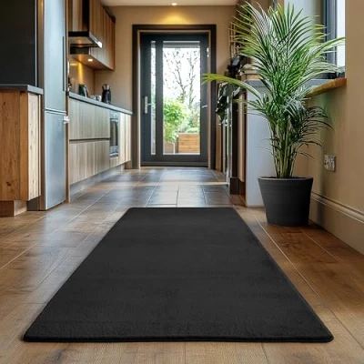 Abbildung von SIMPEX Läufer Teppich Schwarz 80x150 cm Kurzflor Waschbar, rutschfest, Weich &amp; Pflegeleicht, Modernes Einfarbiges Design für Schlafzimmer, Küche Flur