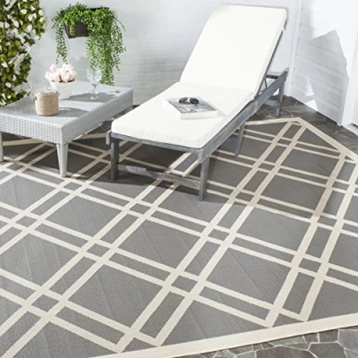 Abbildung von SAFAVIEH Geometrisch Teppich für Innen &amp; Außenbereich Wasserdicht Courtyard Collection, Kurzer Flor, Anthrazit und Beige, 79 X 152 cm