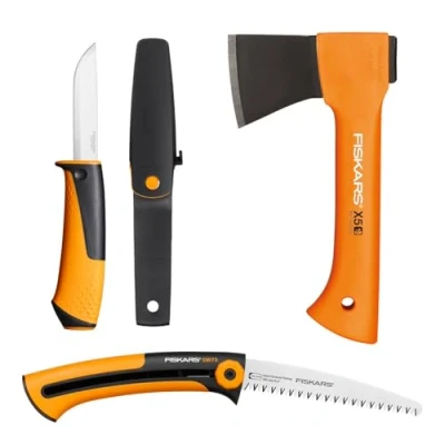 Abbildung von Fiskars Camping Set, Freizeitbeil X5 XXS, 23 cm, Xtract Handsäge SW73, Für frisches Holz, Einziehbar, 35 Universalmesser inkl. Holster mit integriertem Messerschärfer, 21,5 1057912