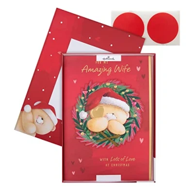 Abbildung von Hallmark Weihnachtskarte für die Frau niedlicher Forever Friends Bär im Kranz Design