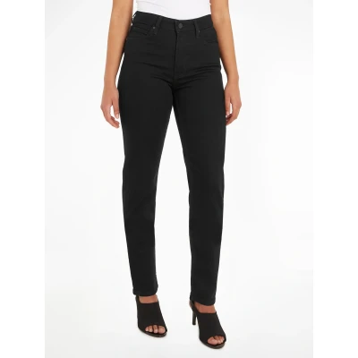 Abbildung von Calvin Klein SLIM fit Jeans MR SOFT BLACK mit Leder Brandlabel am hinteren Bundabschluss