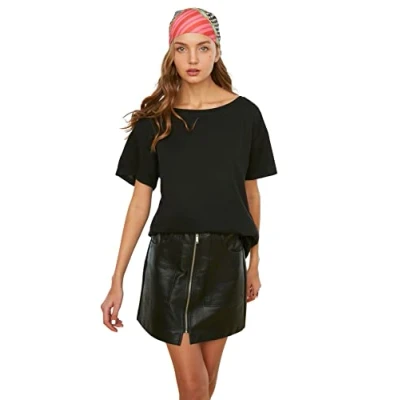 Abbildung von Trendyol Damen Basics Boyfriend Basic Asymmetrischer Kragen Knit T Shirt Lässig, Schwarz, XS