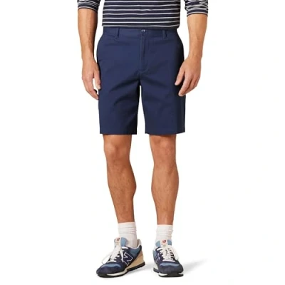 Abbildung von Amazon Essentials Herren 23 cm Lange Chinohose aus Komfort Stretch mit klassischer Passform, Marineblau, 31W