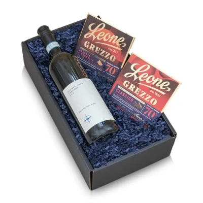 Abbildung von The Wine Guys Geschenk Set „Bella Culinaria“ mit Wein und Schokolade in einem Geschenkkarton Italienischer Rotwein Montepulciano edler Leone Zartbitterschokolade 60% Cacao 40%