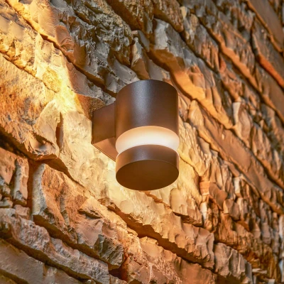 Abbildung von Philips Outdoor Laven Wandleuchte up 6W, 2700 Kelvin warmweißes Licht, IP44 wetterfest, schwarz