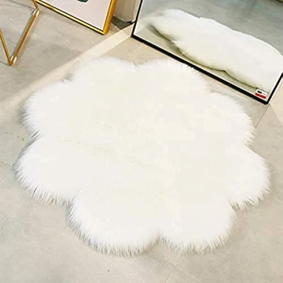 Abbildung von QINGLOU Faux Lammfell Schaffell Teppich (45 x 45 cm) Wohnzimmer Schlafzimmer Kinderzimmer/Als Bett Vorleger oder Matte für Stuhl Sofa (Weiß, 45cm)