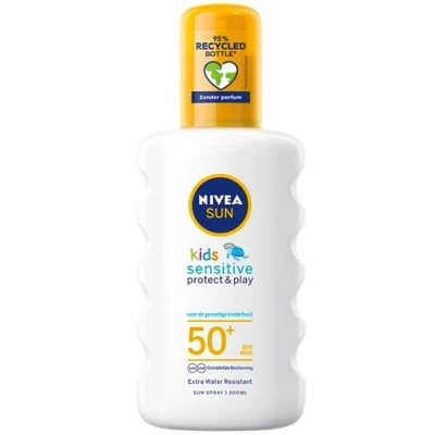 Abbildung von Nivea Sun Protect &amp; Sensitive Kinderspray SPF50 (200 Ml) In Der Sonne.