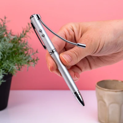 Abbildung von Stift mit unsichtbarer Tinte und Beleuchtung