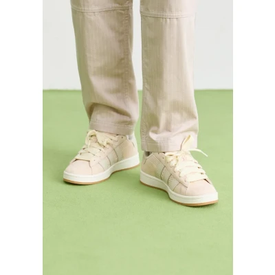Abbildung von adidas Originals Campus 00S Skateschuh, Damen, Größe: 37 1/3, White/cream white/core white Veloursleder