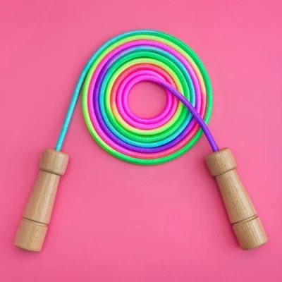Abbildung von PRECORN Springseil Premium Verstellbares Regenbogen Hüpfseil mit Holzgriffen für Kinder