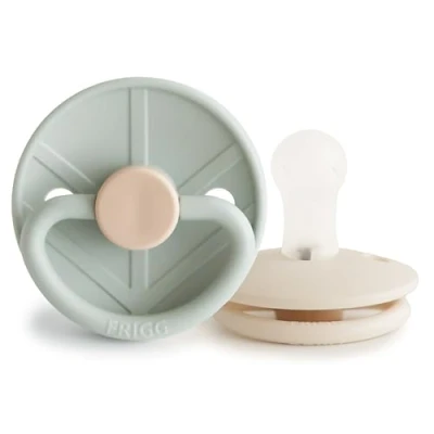 Abbildung von FRIGG Little Viking Silikon Schnuller 2&#039;er Packung Sauger BPA Frei Hergestellt in Dänemark Symmetrischer Kirschform (Sage/Cream, Größe 1 (0 6 Monate))